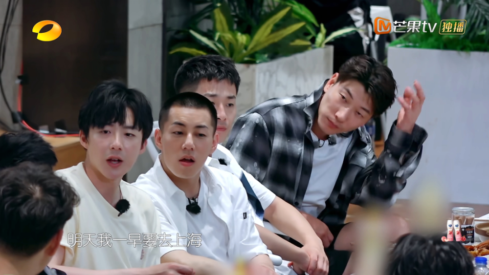 杨超越|《中餐厅》杨超越暴露真实力，唱歌跑调不如素人，王俊凯评价扎心