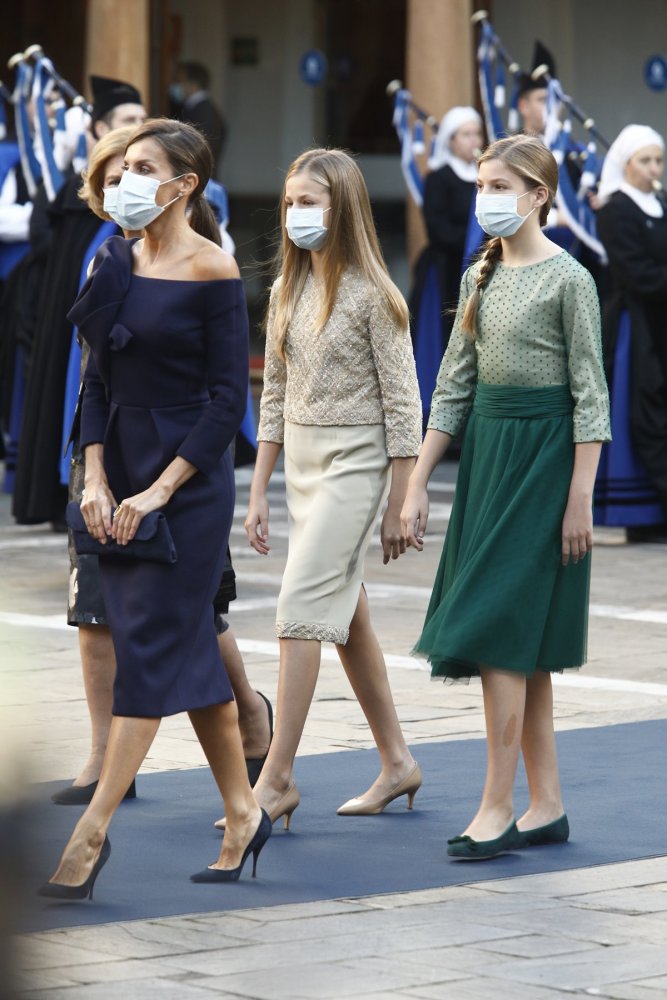 莱昂诺尔公主|西班牙大公主穿高跟鞋演讲，王后成功抢风头，轻靠国王肩膀罕见小鸟依人