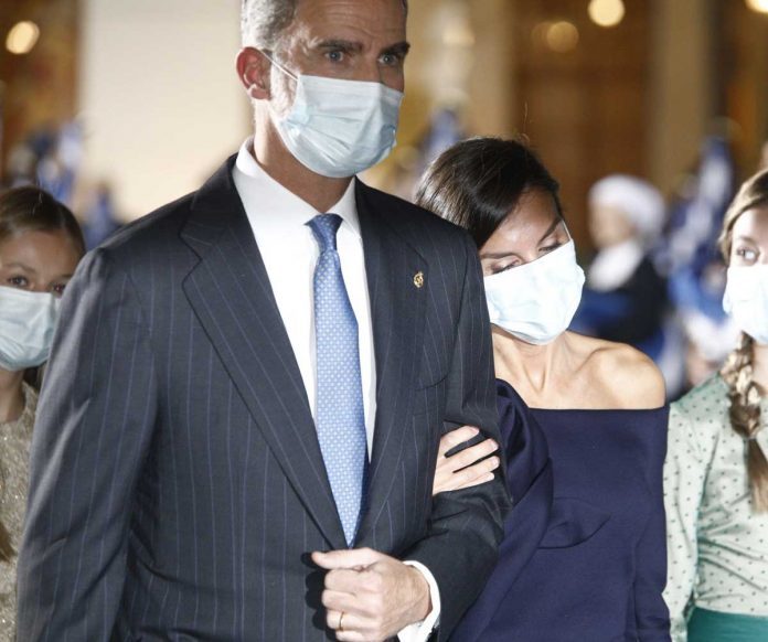 莱昂诺尔公主|西班牙大公主穿高跟鞋演讲，王后成功抢风头，轻靠国王肩膀罕见小鸟依人