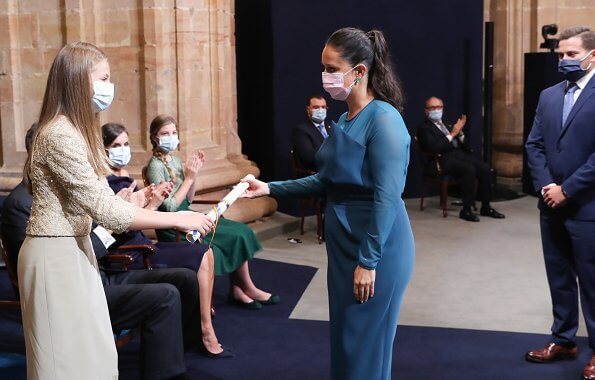 莱昂诺尔公主|西班牙大公主穿高跟鞋演讲，王后成功抢风头，轻靠国王肩膀罕见小鸟依人