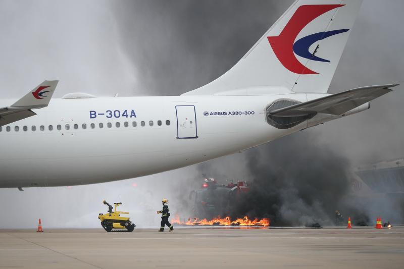 浦东机场接匿电称机上有炸弹飞机偏出跑道折断起火民航举行最大规模