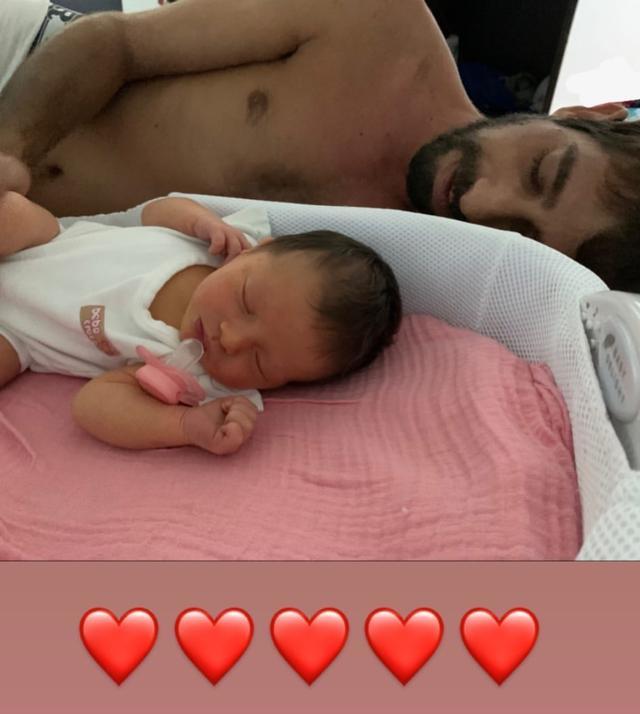 蒋劲夫|蒋劲夫前女友卸货成功，晒父女温馨同框，女儿鼻梁高挺很俊俏