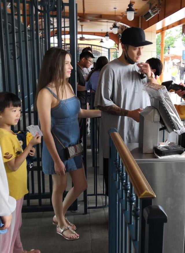 蒋劲夫|蒋劲夫前女友卸货成功，晒父女温馨同框，女儿鼻梁高挺很俊俏