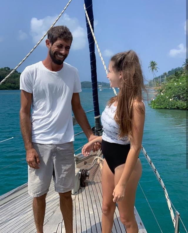 蒋劲夫|蒋劲夫前女友卸货成功，晒父女温馨同框，女儿鼻梁高挺很俊俏