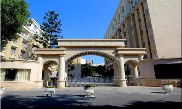 深受家长们的喜爱规模最大的学校之一是福州市公立完全中学福州屏山