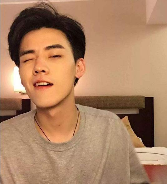 李现|李现飞步扶三脚架，胡歌蹲下接受采访，这才是R1SE的榜样