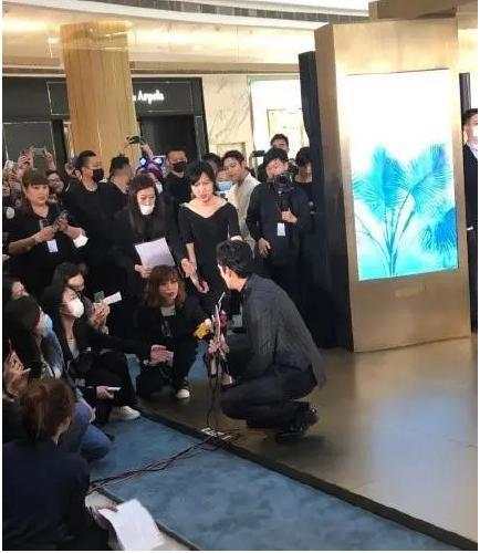 李现|李现飞步扶三脚架，胡歌蹲下接受采访，这才是R1SE的榜样