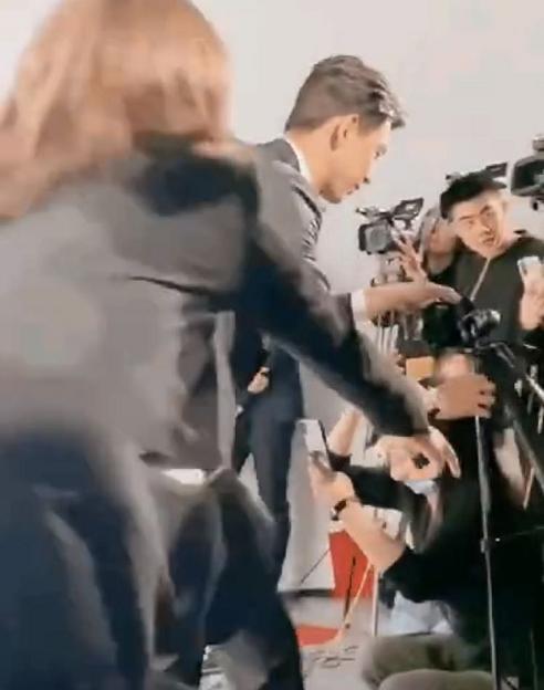 李现|李现飞步扶三脚架，胡歌蹲下接受采访，这才是R1SE的榜样