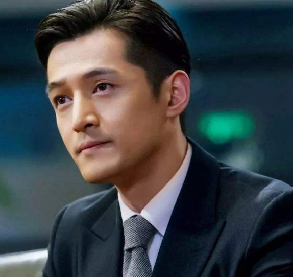 李现|李现飞步扶三脚架，胡歌蹲下接受采访，这才是R1SE的榜样