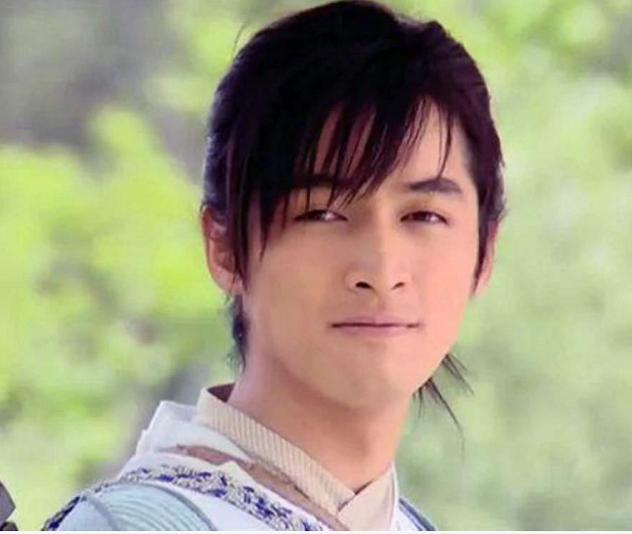 李现|李现飞步扶三脚架，胡歌蹲下接受采访，这才是R1SE的榜样