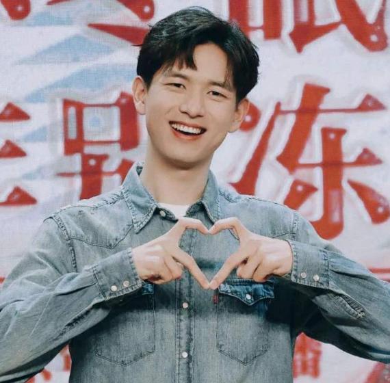 李现|李现飞步扶三脚架，胡歌蹲下接受采访，这才是R1SE的榜样