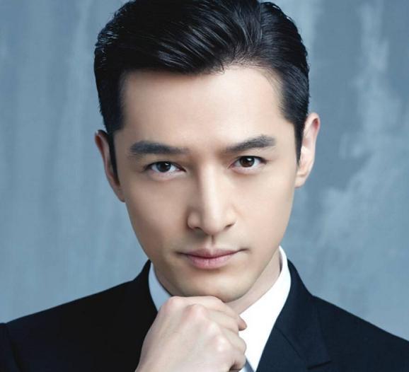 李现|李现飞步扶三脚架，胡歌蹲下接受采访，这才是R1SE的榜样