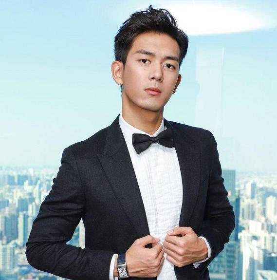 李现|李现飞步扶三脚架，胡歌蹲下接受采访，这才是R1SE的榜样