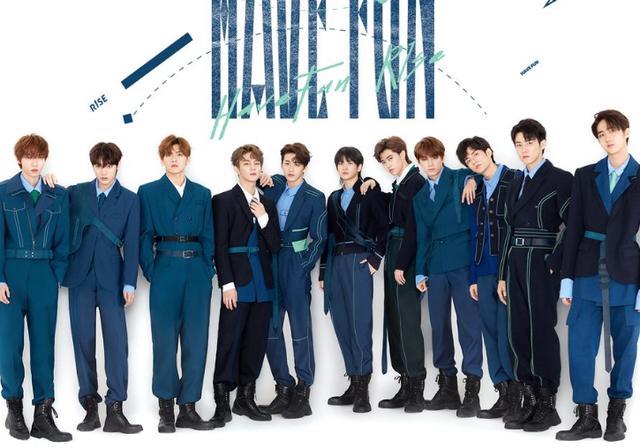 李现|李现飞步扶三脚架，胡歌蹲下接受采访，这才是R1SE的榜样