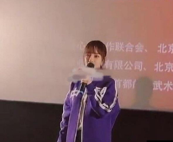 李小璐|李小璐复出做公益！唱歌声音颤抖疑信心不足，观众却掌声热烈很支持