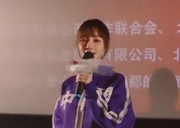 李小璐|李小璐复出做公益！唱歌声音颤抖疑信心不足，观众却掌声热烈很支持
