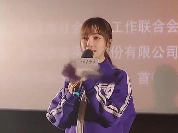 李小璐|李小璐复出做公益！唱歌声音颤抖疑信心不足，观众却掌声热烈很支持
