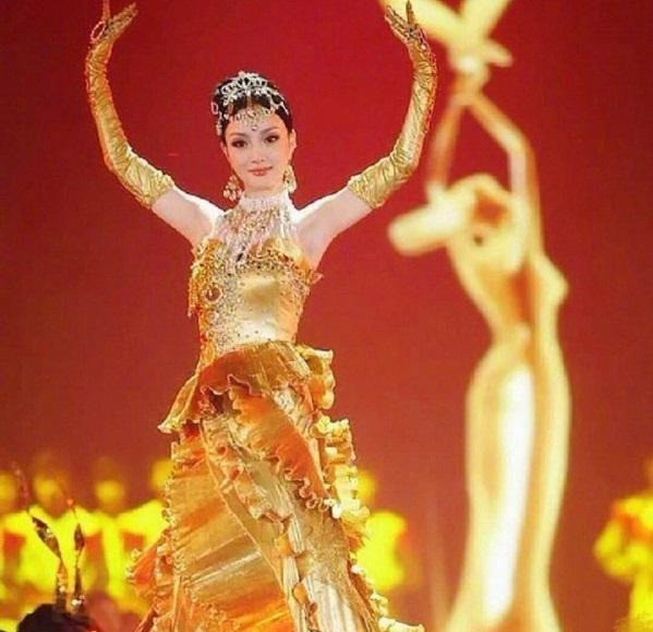 李小璐|李小璐复出做公益！唱歌声音颤抖疑信心不足，观众却掌声热烈很支持
