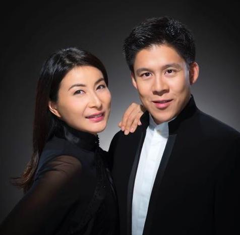 郭晶晶|郭晶晶罕晒自拍！霍启刚蹲她身后甘当跟班，深夜浪漫约会听交响乐