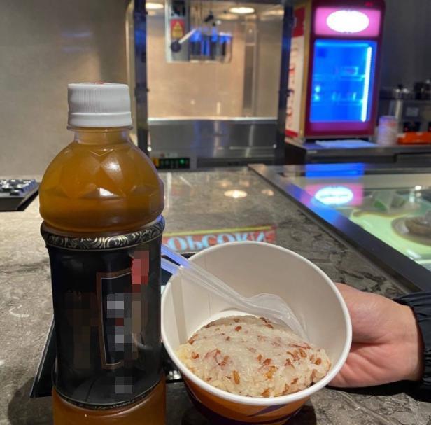 郭晶晶|郭晶晶罕晒自拍！霍启刚蹲她身后甘当跟班，深夜浪漫约会听交响乐