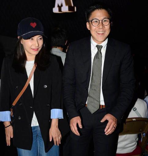 郭晶晶|郭晶晶罕晒自拍！霍启刚蹲她身后甘当跟班，深夜浪漫约会听交响乐