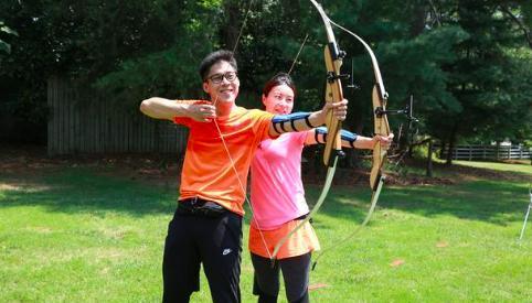 郭晶晶|郭晶晶罕晒自拍！霍启刚蹲她身后甘当跟班，深夜浪漫约会听交响乐