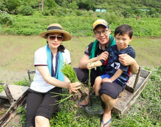 郭晶晶|郭晶晶罕晒自拍！霍启刚蹲她身后甘当跟班，深夜浪漫约会听交响乐