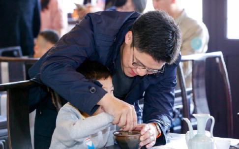 郭晶晶|郭晶晶罕晒自拍！霍启刚蹲她身后甘当跟班，深夜浪漫约会听交响乐