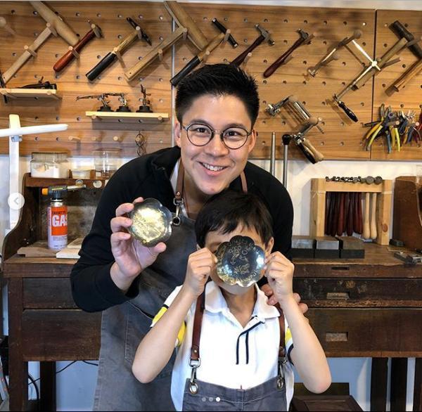 郭晶晶|郭晶晶罕晒自拍！霍启刚蹲她身后甘当跟班，深夜浪漫约会听交响乐