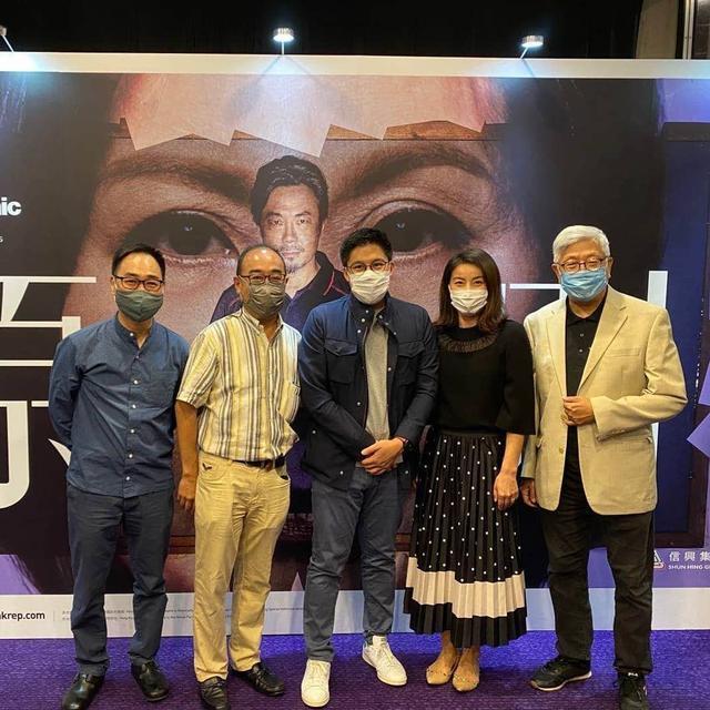 郭晶晶|郭晶晶罕晒自拍！霍启刚蹲她身后甘当跟班，深夜浪漫约会听交响乐