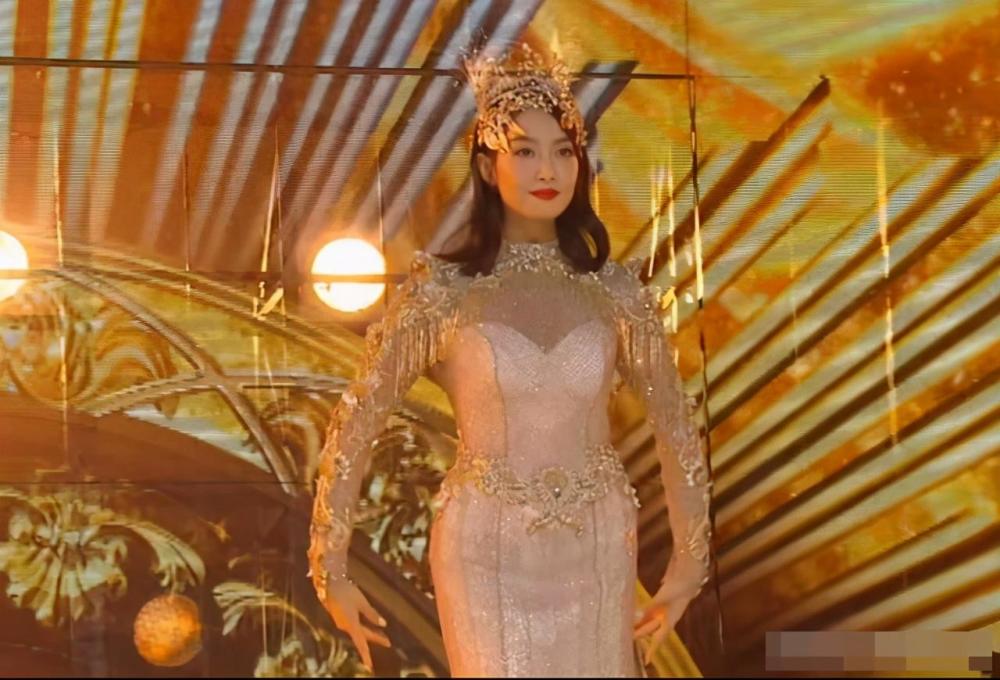 宋茜|金鹰奖上宋茜造型翻车，获封“史上最丰满金鹰女神”