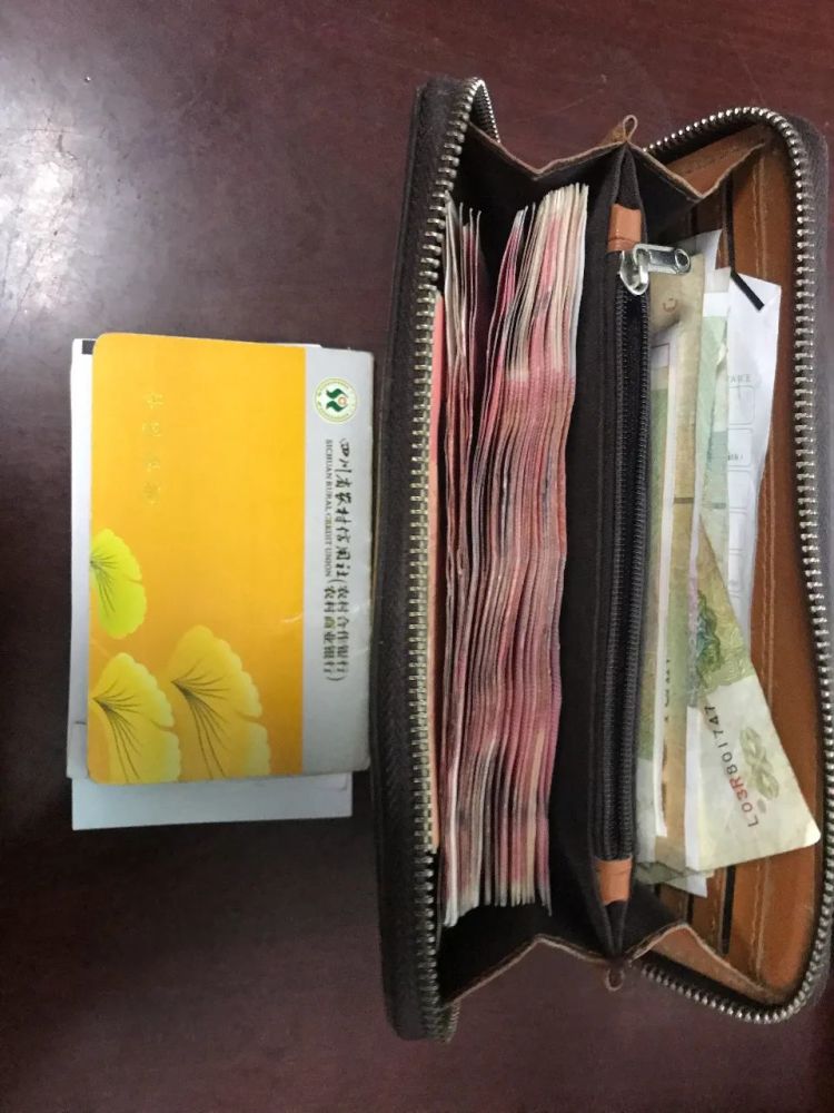 广安一保洁阿姨捡到厚厚的钱包 归还失主_腾讯新闻