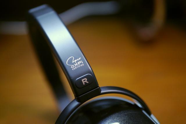 除了耳机罩网上印有lr左右耳标识,在头梁的左右边也同时印有lr字,并印