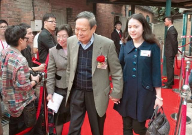 98歲楊振寧仍堅持為小學生講課,思維敏捷,44歲翁帆蒼老不少