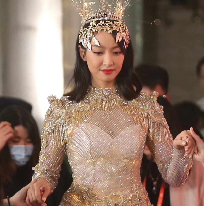 宋茜金鹰活动生图曝光,穿着金银礼服状态好,皮肤状态真实了