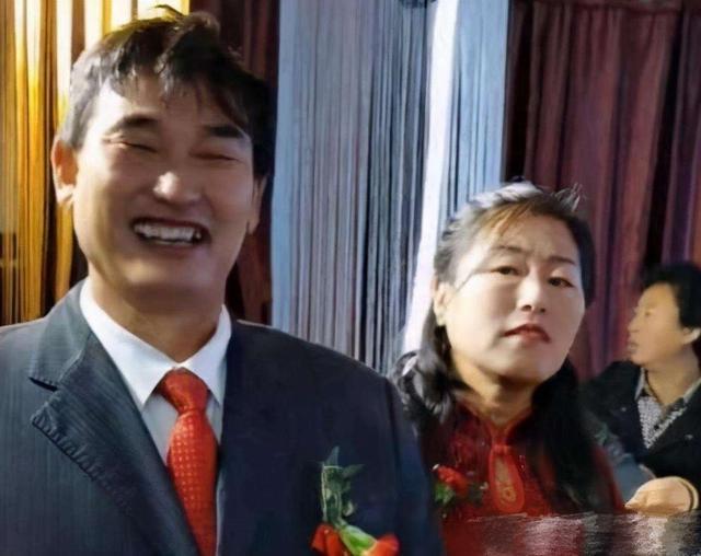 朱单伟|结婚半月就崩了？大衣哥儿媳删除和丈夫的视频，带弟弟直播却冷落老公