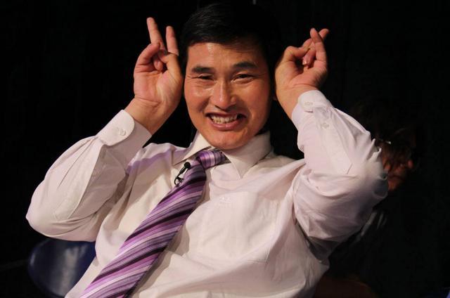 朱单伟|结婚半月就崩了？大衣哥儿媳删除和丈夫的视频，带弟弟直播却冷落老公