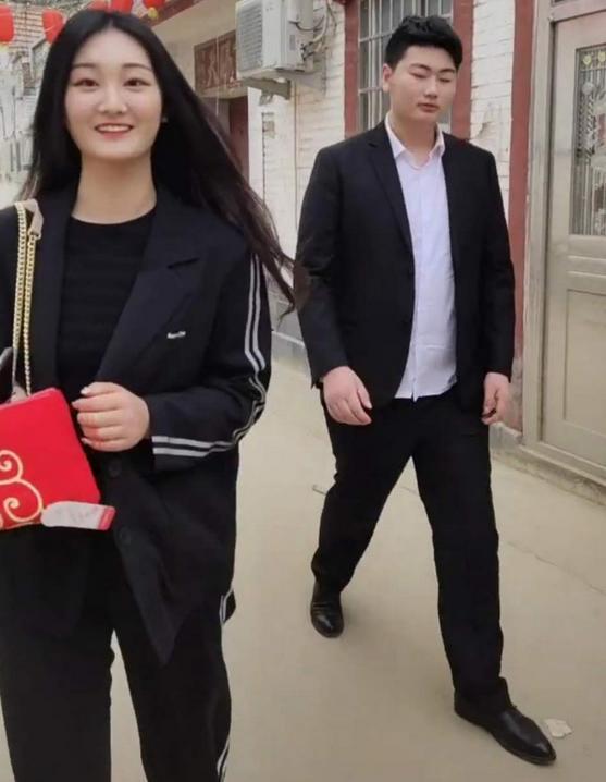 朱单伟|结婚半月就崩了？大衣哥儿媳删除和丈夫的视频，带弟弟直播却冷落老公