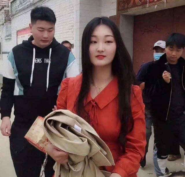 朱单伟|结婚半月就崩了？大衣哥儿媳删除和丈夫的视频，带弟弟直播却冷落老公