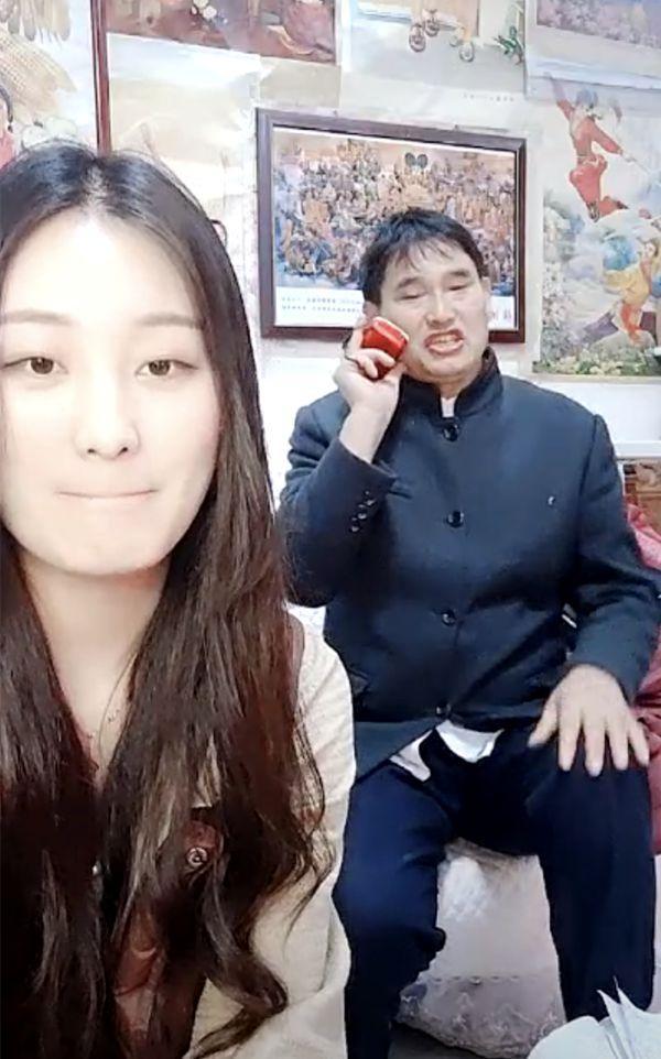 朱单伟|结婚半月就崩了？大衣哥儿媳删除和丈夫的视频，带弟弟直播却冷落老公