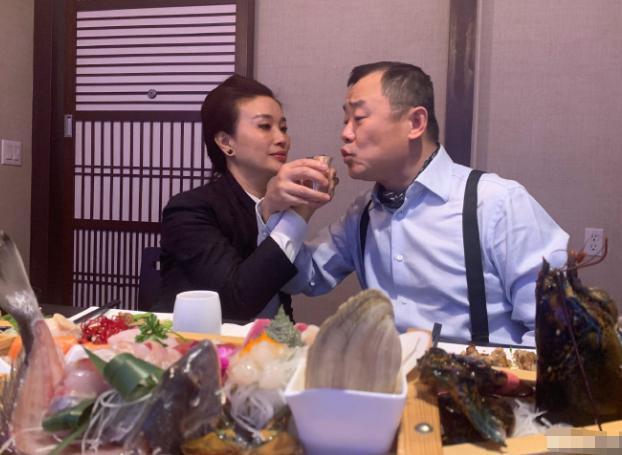 周立波|周立波又带妻子出游，贴心帮老婆提包，今住豪宅频玩乐生活惬意