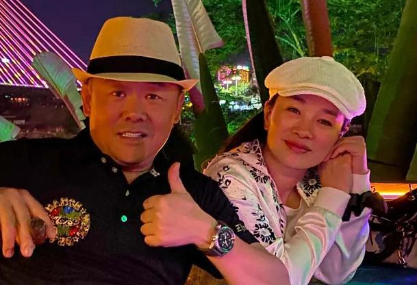 周立波|周立波又带妻子出游，贴心帮老婆提包，今住豪宅频玩乐生活惬意