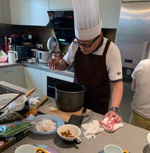 周立波|周立波又带妻子出游，贴心帮老婆提包，今住豪宅频玩乐生活惬意