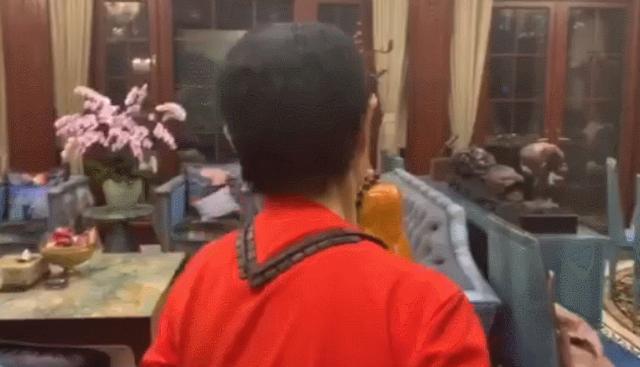 周立波|周立波又带妻子出游，贴心帮老婆提包，今住豪宅频玩乐生活惬意