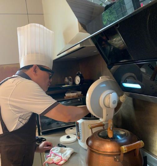 周立波|周立波又带妻子出游，贴心帮老婆提包，今住豪宅频玩乐生活惬意