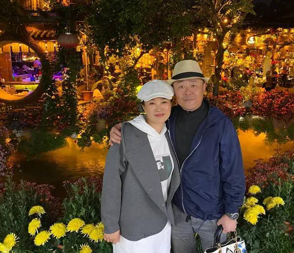 周立波|周立波又带妻子出游，贴心帮老婆提包，今住豪宅频玩乐生活惬意