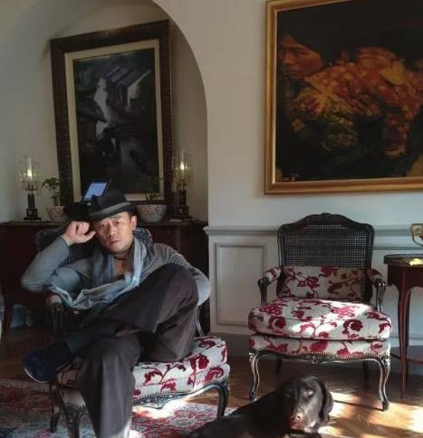 周立波|周立波又带妻子出游，贴心帮老婆提包，今住豪宅频玩乐生活惬意