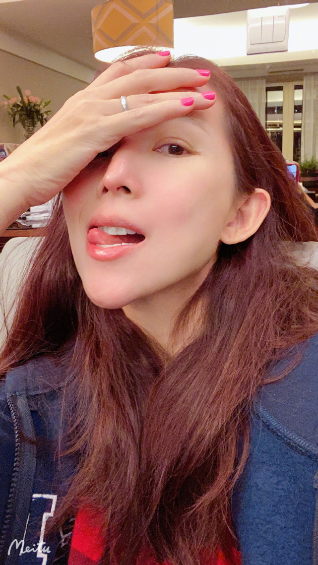 47岁蔡少芬晒素颜自拍秀美颜,嘴唇干裂严重不保养