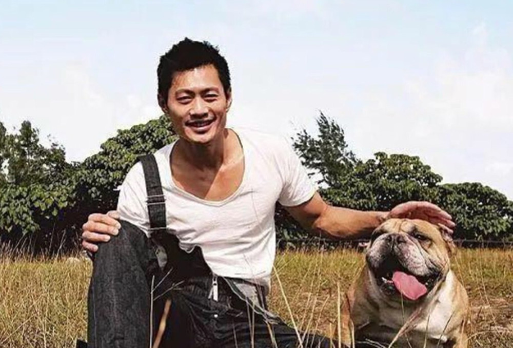 16年爱情长跑,穿着便装的婚礼,黄德斌小16岁的妻子很幸福?