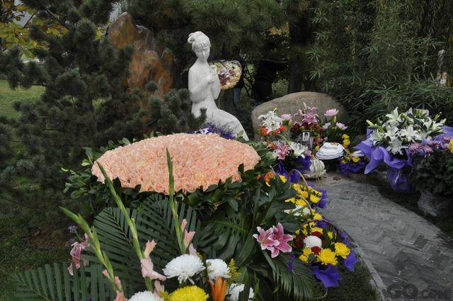 "林妹妹"陈晓旭墓地,鲜花簇拥,一尊汉白玉雕像让人垂怜_腾讯新闻